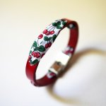 Pulseira Florâme com fita de frutos de cerejeira em pele vermelha