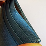 Porta-cartões em pele azul clara