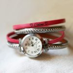 Relógio com pulseira dupla de couro prateado escolha da cor das contas para personalizar 