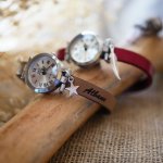 Relógio de prata com encanto e pulseira de couro com fecho ajustável