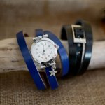Relógio de prata com correia tripla de couro e encanto para personalizar