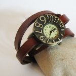 Relógio com bracelete de couro e mostrador assimétrico