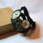 Relógio pulseira de couro com cabochon de madeira a ser gravado