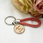 Porta-chaves com cabochão de madeira gravado e argola de corda personalizada numa seleção de cores