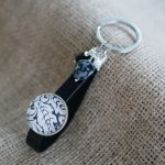 Porta-chaves em pele ou jóia de bolsa, cabochon preto e branco e pérolas