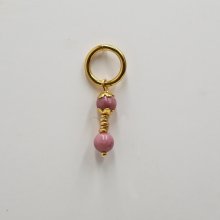 Brinco individual com pérolas de rodonite cor-de-rosa e argola grande em ouro