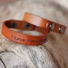 Bracelete mista em pele camel gravada com botões de pressão