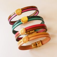 Pulseira Soleil em ouro sobre um duo de peles para personalizar e gravar