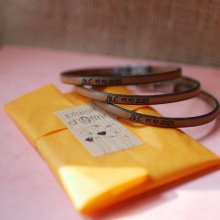 Conjunto de 20 braceletes de couro gravadas para prendas de convidados de casamento ou Save the date