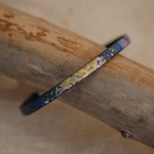 Pulseira de mulher em pele fina com impressão impressionista