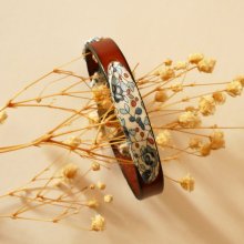 Pulseira Florâme com fita liberty Eloïse flores azuis em pele castanha