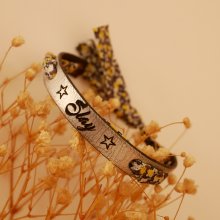 Pulseira Florâme gravada com flores amarelas em fita liberty em pele prateada