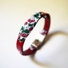Pulseira Florâme com fita de frutos de cerejeira em pele vermelha
