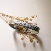 Pulseira Florâme com fita liberty e flores azuis em pele prateada