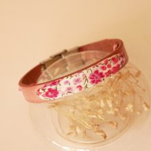 Pulseira Florâme com flores de fita liberty cor-de-rosa em pele cor-de-rosa envelhecida