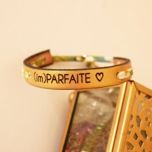 Pulseira Florâme gravada ImParfaite com fita liberty verde clara em pele dourada 