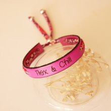 Pulseira Flex & Chill gravada Florâme com fita liberty floral em pele fúcsia