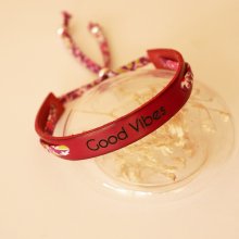Florâme Pulseira Good vibes gravada com fita liberty roxa em pele vermelha