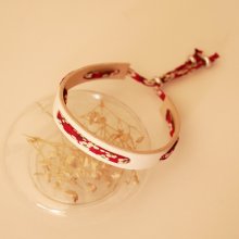 Pulseira Florâme com fita Misti liberty vermelha em pele branca