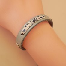 Pulseira Florâme com fita liberty e estrelas azuis em pele celeste