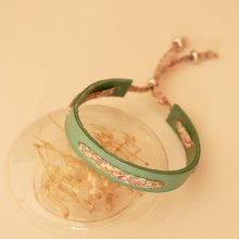 Pulseira Florâme com fita floral em tons pastel liberty em pele verde celadon