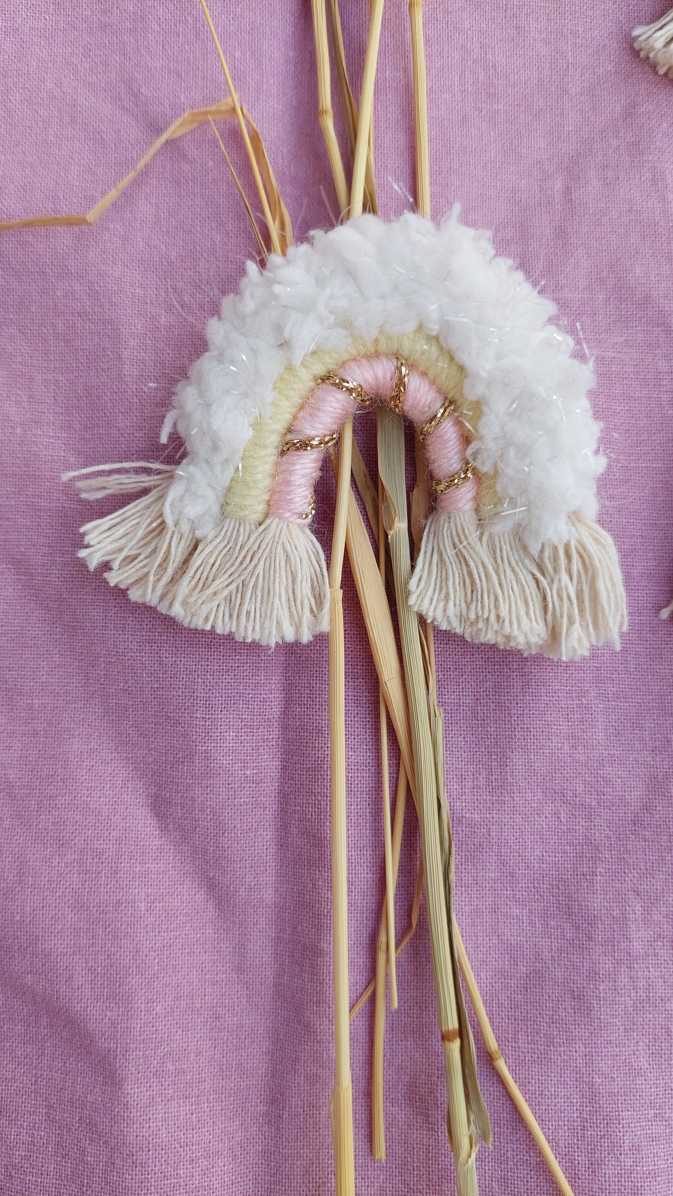 Broche Macram&eacute; Arc-en-ciel