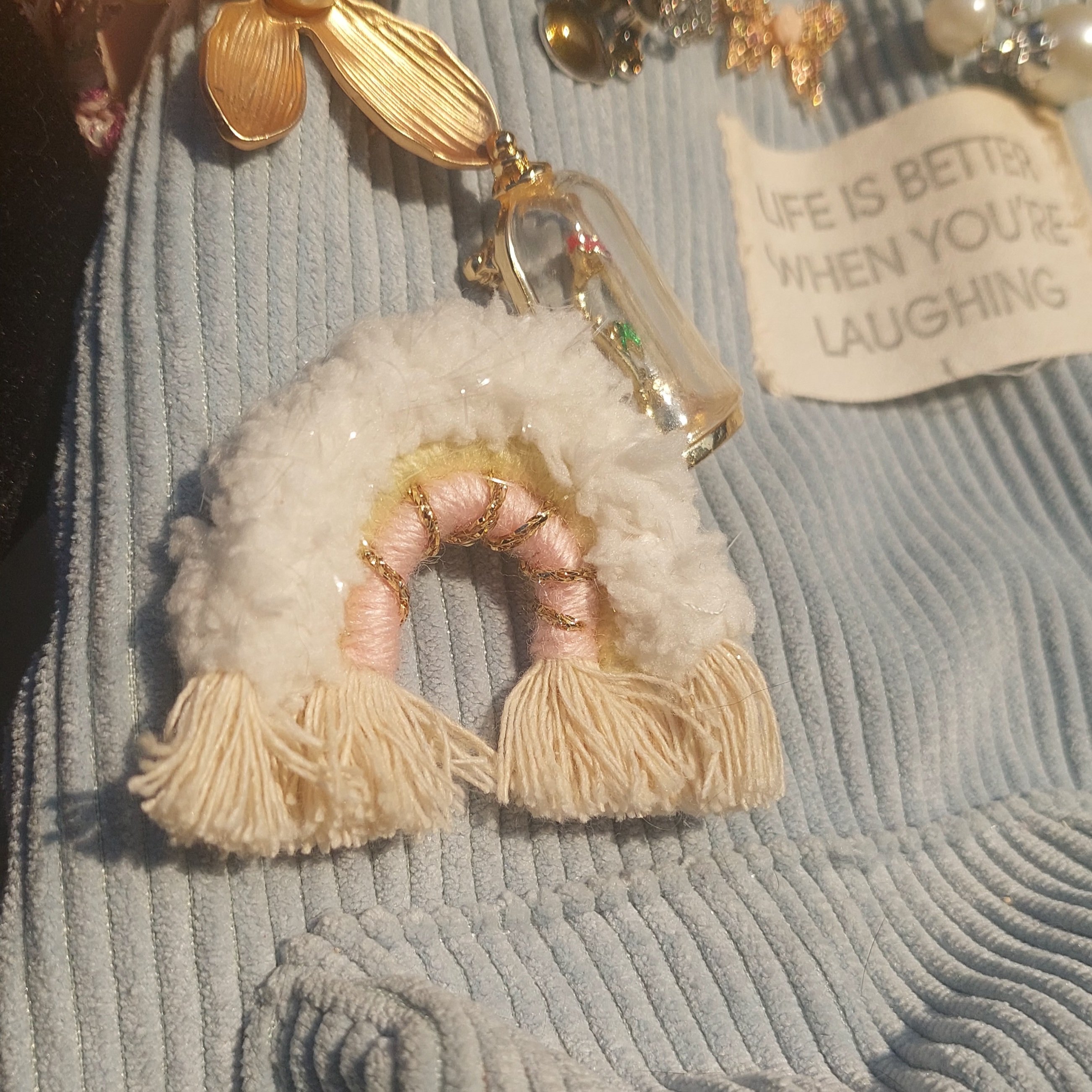 Broche Macram&eacute; Arc-en-ciel