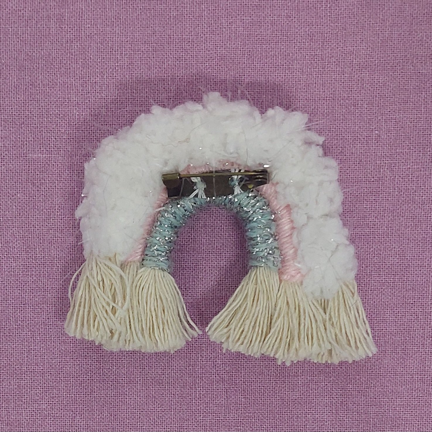 Broche Macram&eacute; Arc-en-ciel