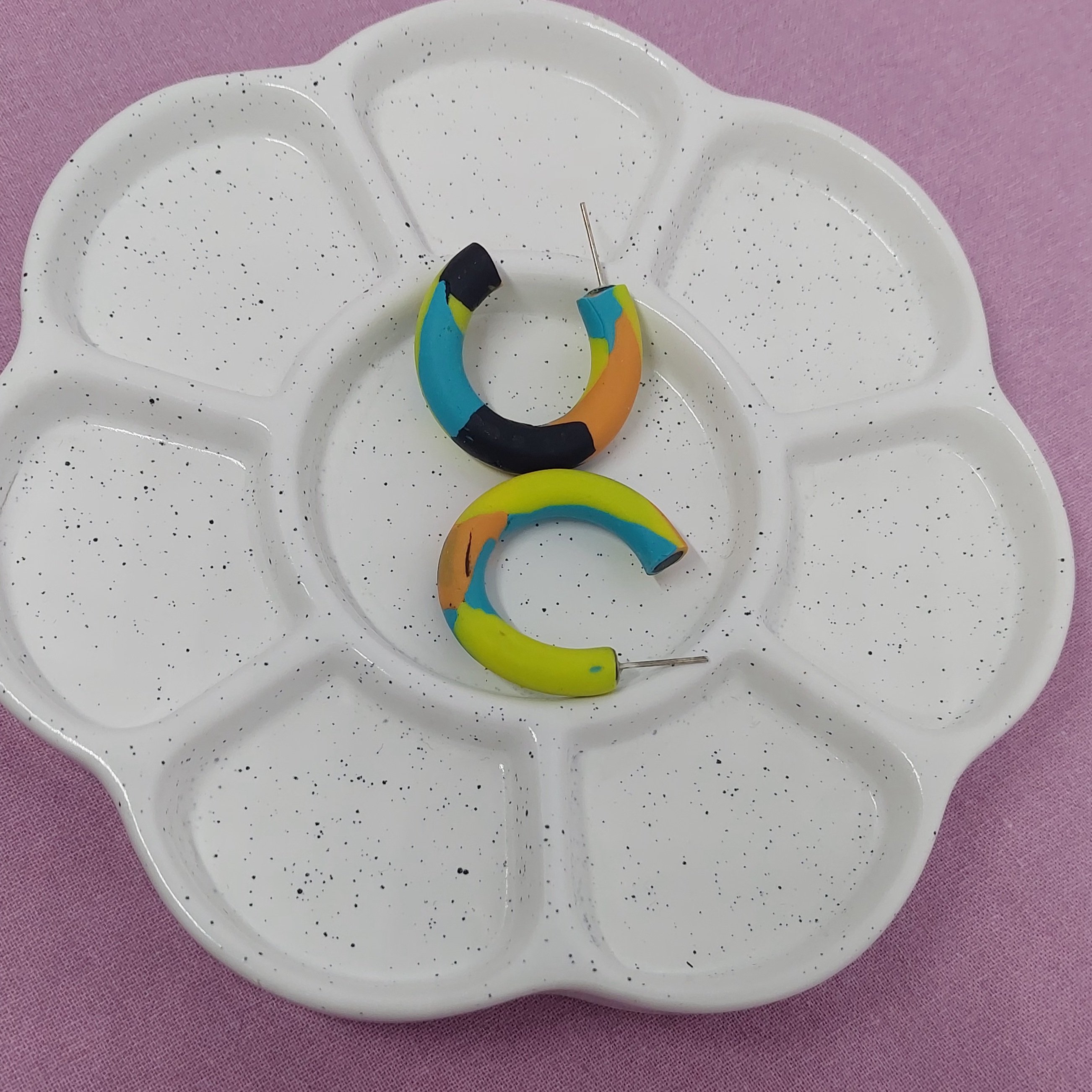 Cr&eacute;oles m&eacute;lang&eacute;es noir, jaune, bleu, et orange