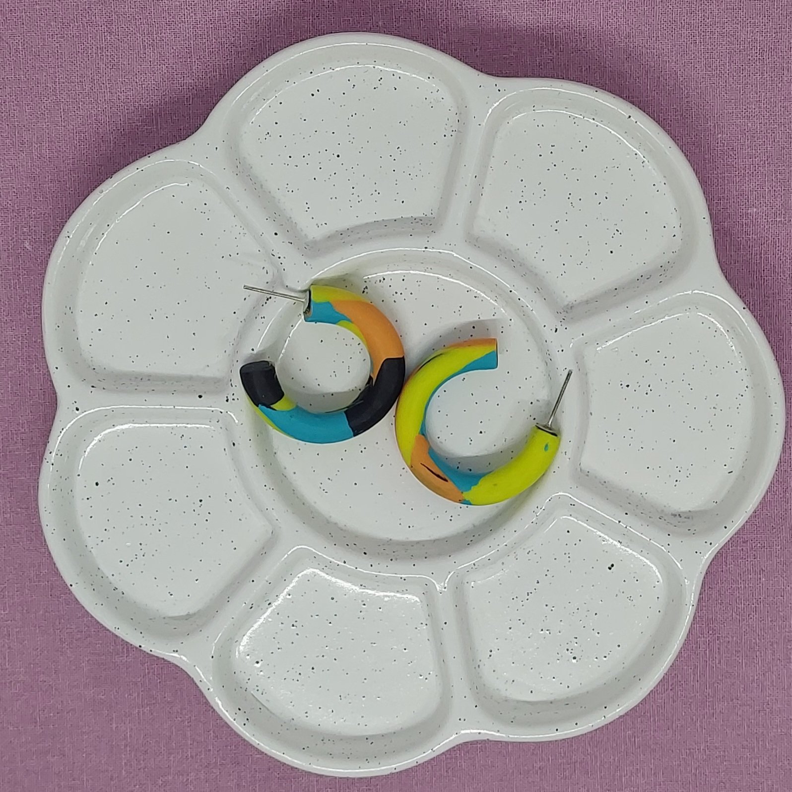 Cr&eacute;oles m&eacute;lang&eacute;es noir, jaune, bleu, et orange