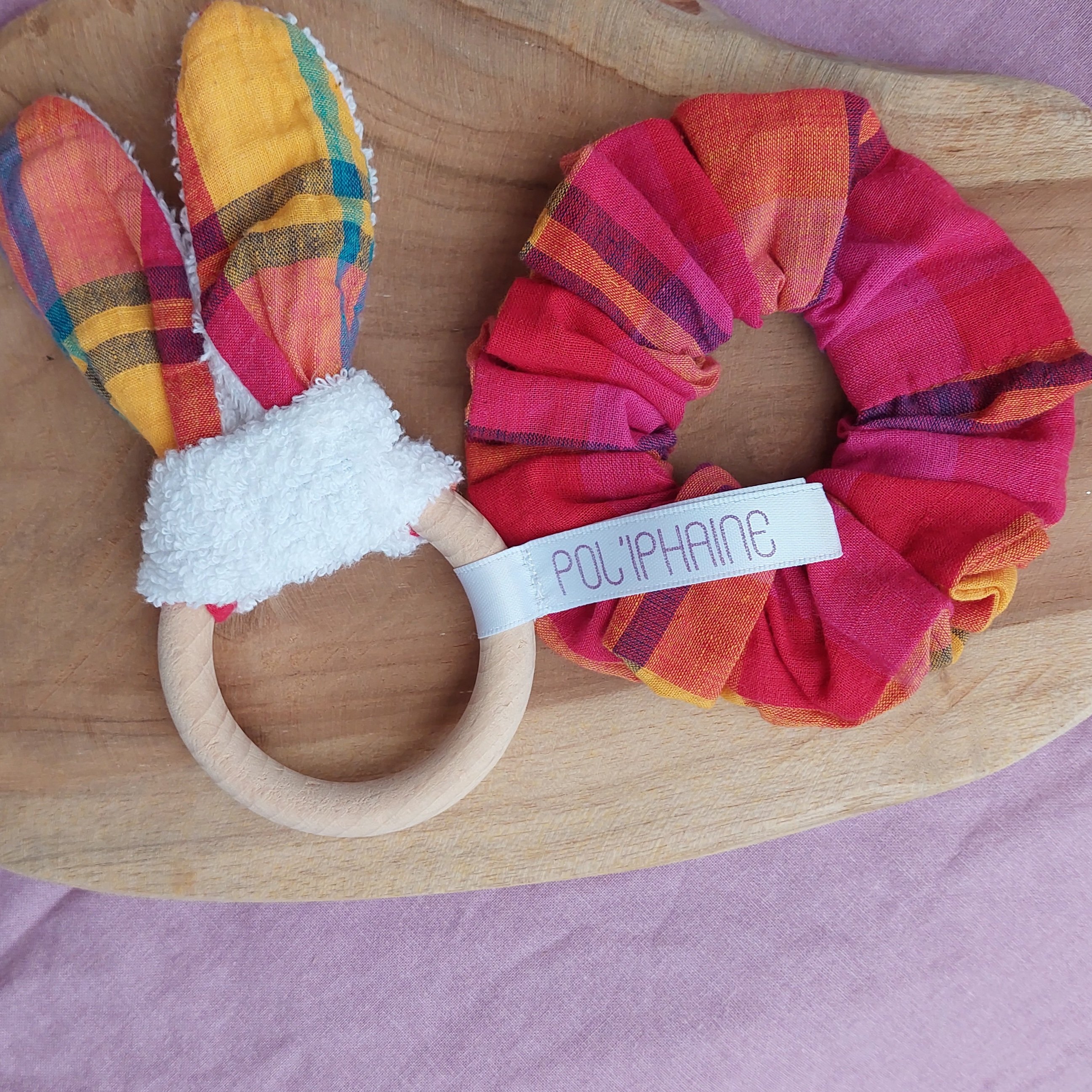 Lapin d&eacute;coratif pour b&eacute;b&eacute; carreaux rouge