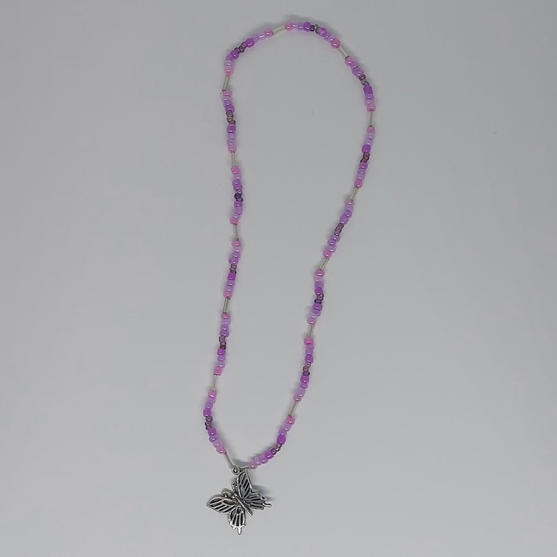 Ras du cou violet &agrave; breloque papillon