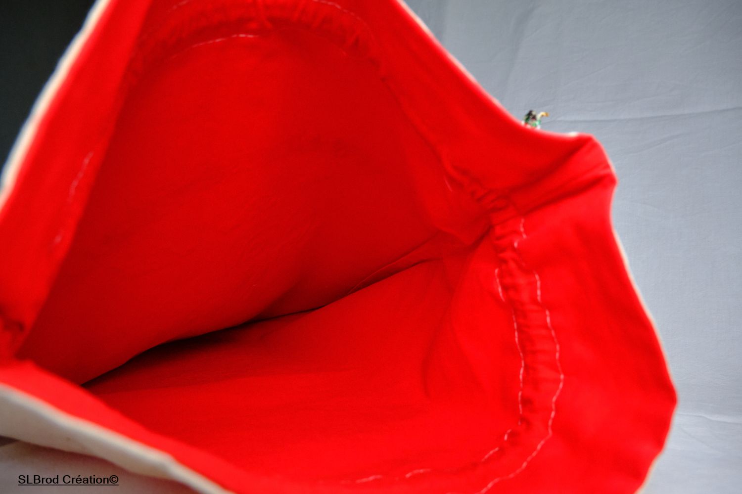 Coelhinho de Natal com Presente Vermelho de tamanho grande