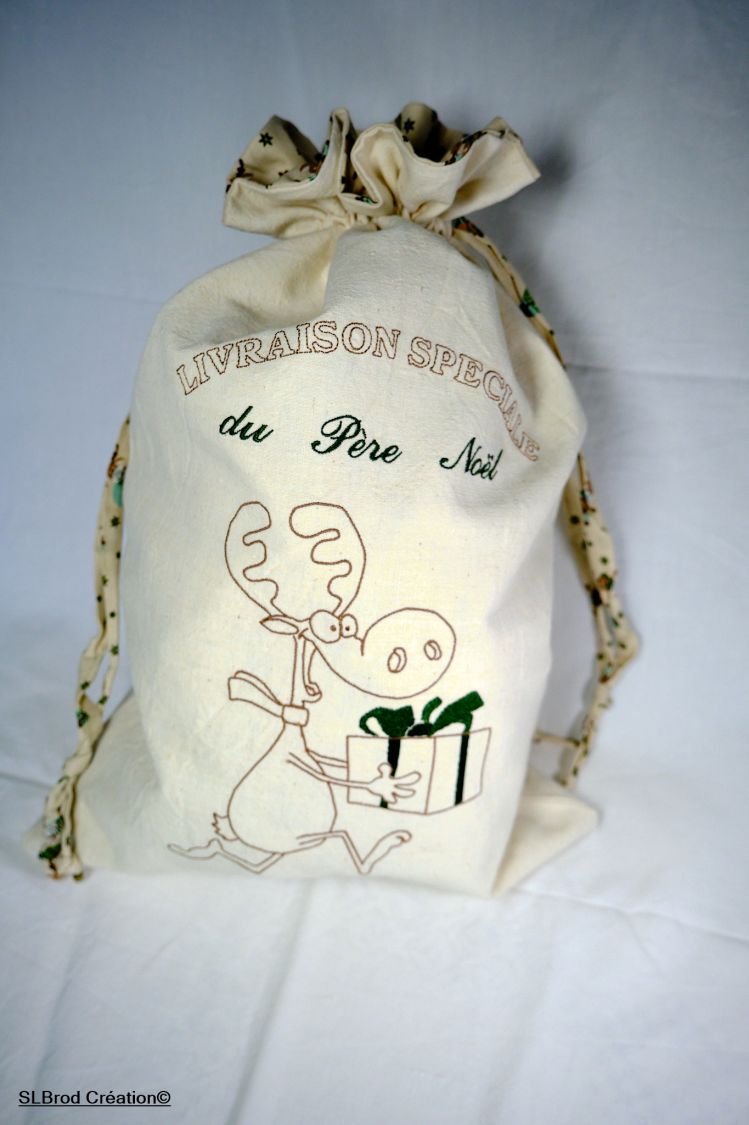Coelho de Natal com Presente Verde de tamanho grande