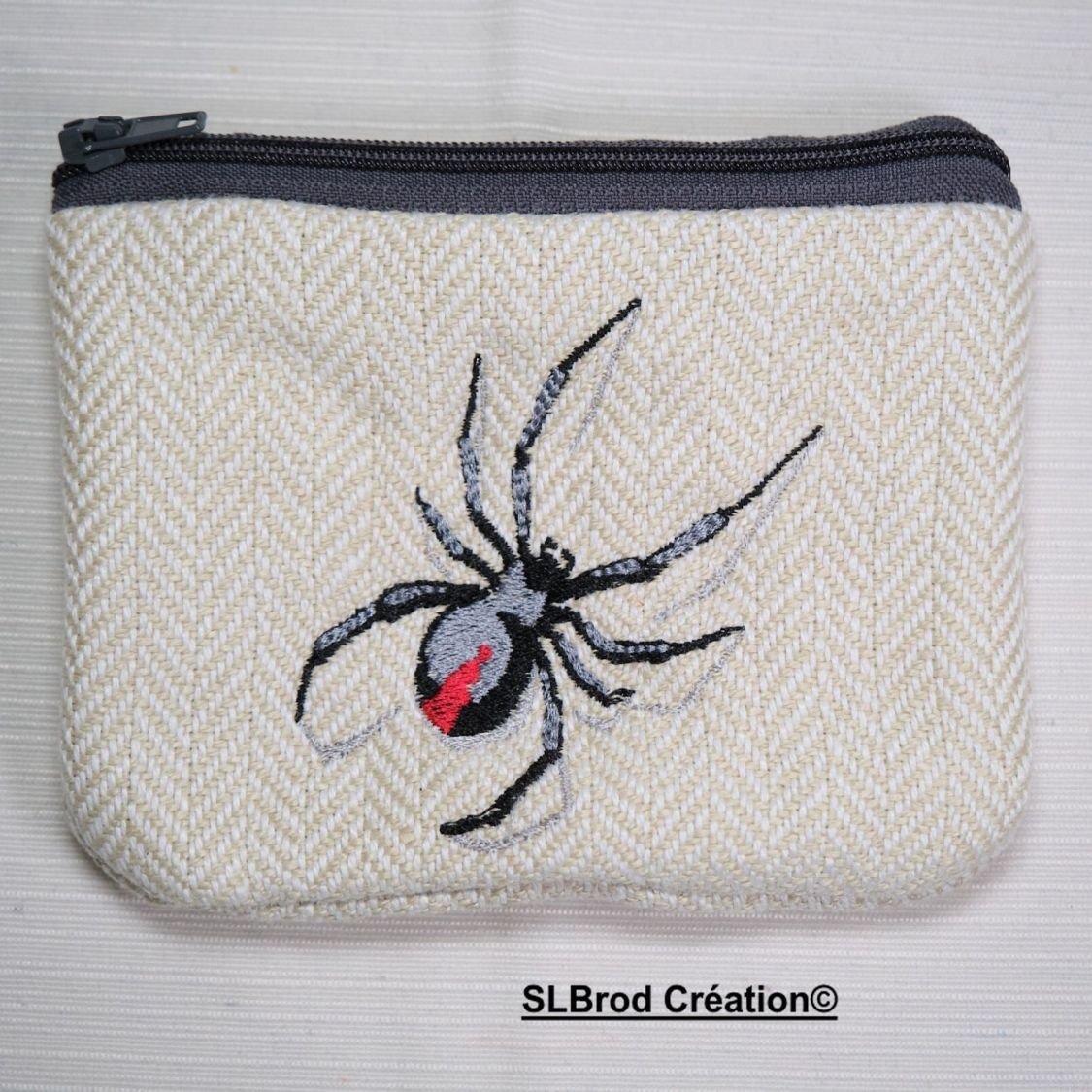 Bolsa de aranha bordada