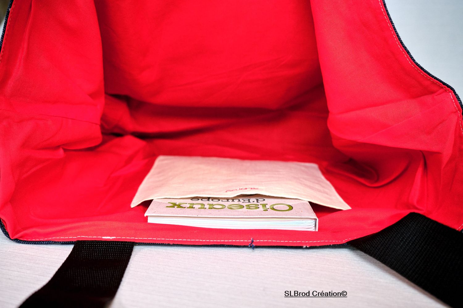 Saco de compras com padrão papoila sobre fundo branco