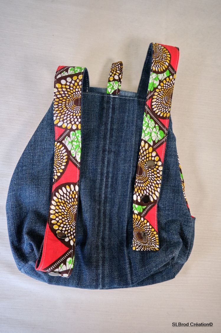 Mochila de criança bordada com dinossauro e cera para ser personalizada com o seu nome