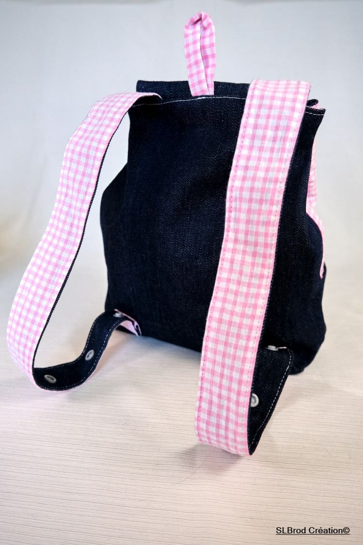 Mochila de criança bordada com chapéu rosa, personalizável