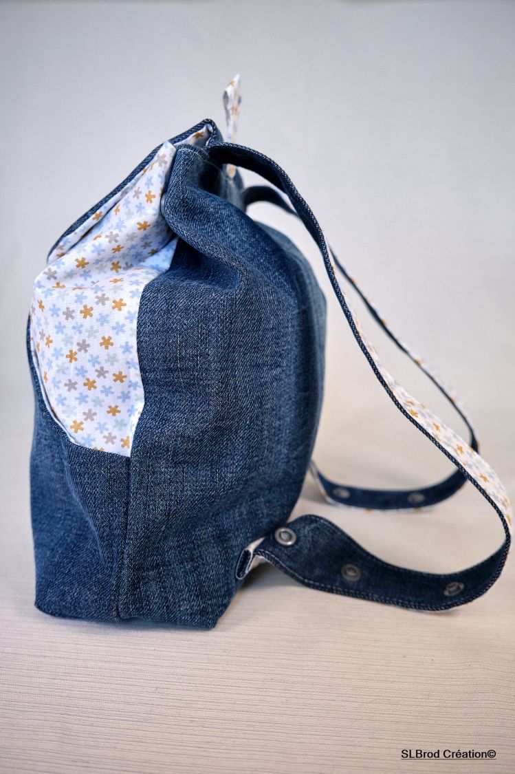 Mochila de criança bordada com chapéu azul, personalizável