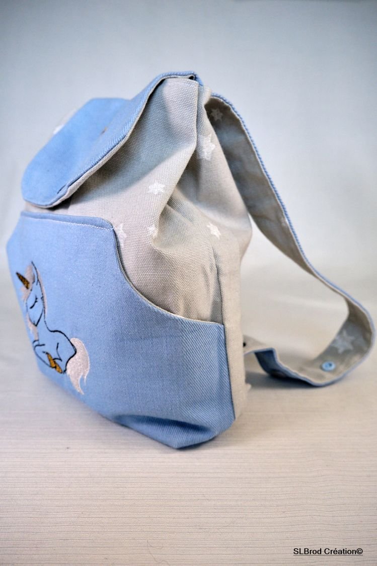 Mochila bordada de unicórnio e estrelas para crianças