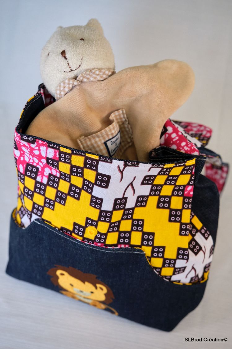 Mochila de criança bordada com leão e baobá para ser personalizada
