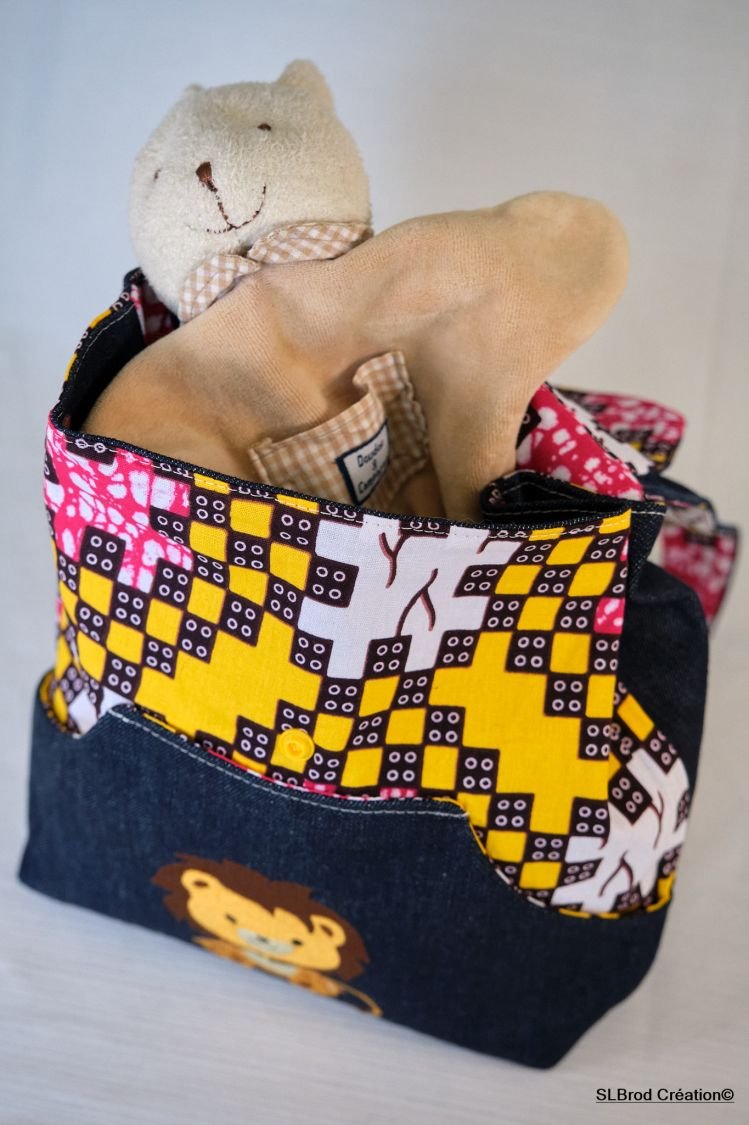 Mochila de criança bordada com leão e baobá para ser personalizada