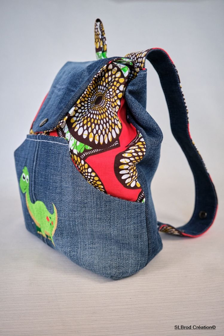Mochila de criança bordada com dinossauro e cera para ser personalizada com o seu nome