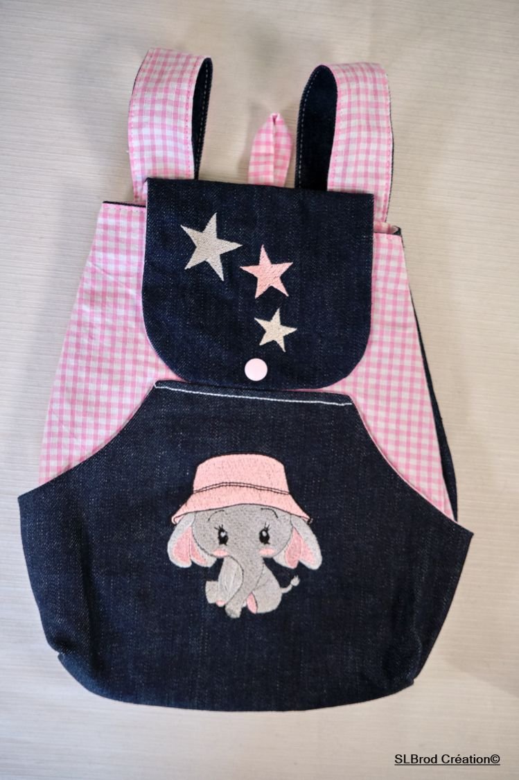 Mochila de criança bordada com chapéu rosa, personalizável