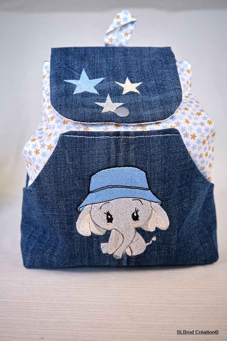 Mochila de criança bordada com chapéu azul, personalizável