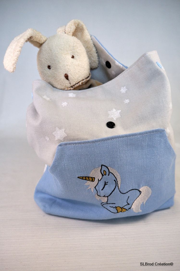 Mochila bordada de unicórnio e estrelas para crianças