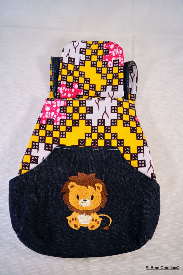 Mochila de criança bordada com leão e baobá para ser personalizada