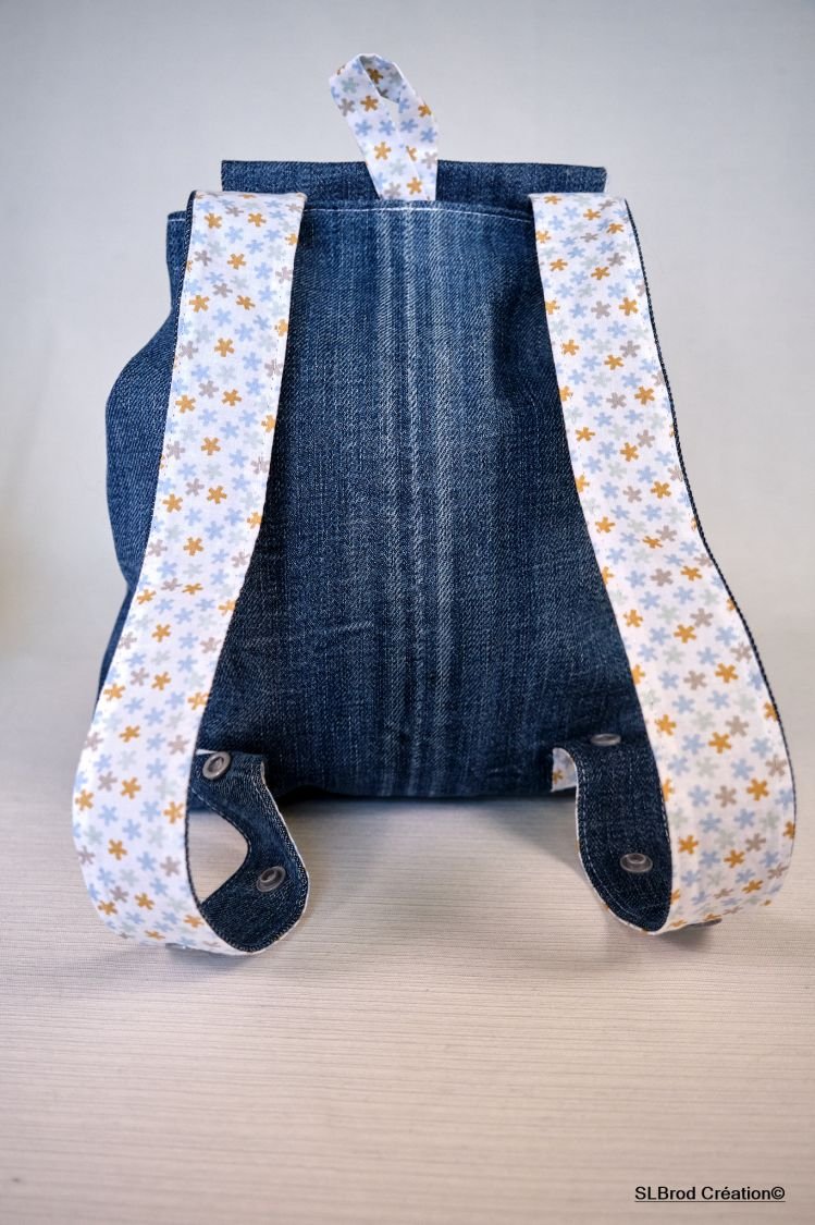Mochila de criança bordada com chapéu azul, personalizável