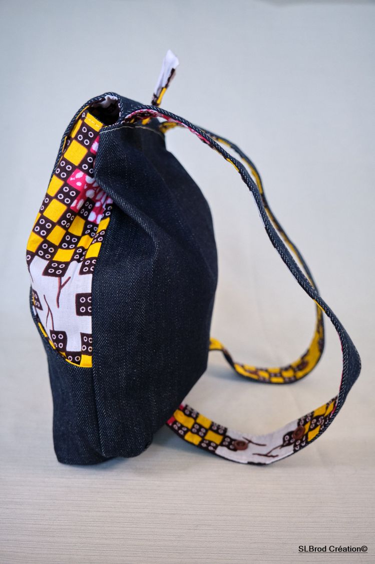 Mochila de criança bordada com leão e baobá para ser personalizada