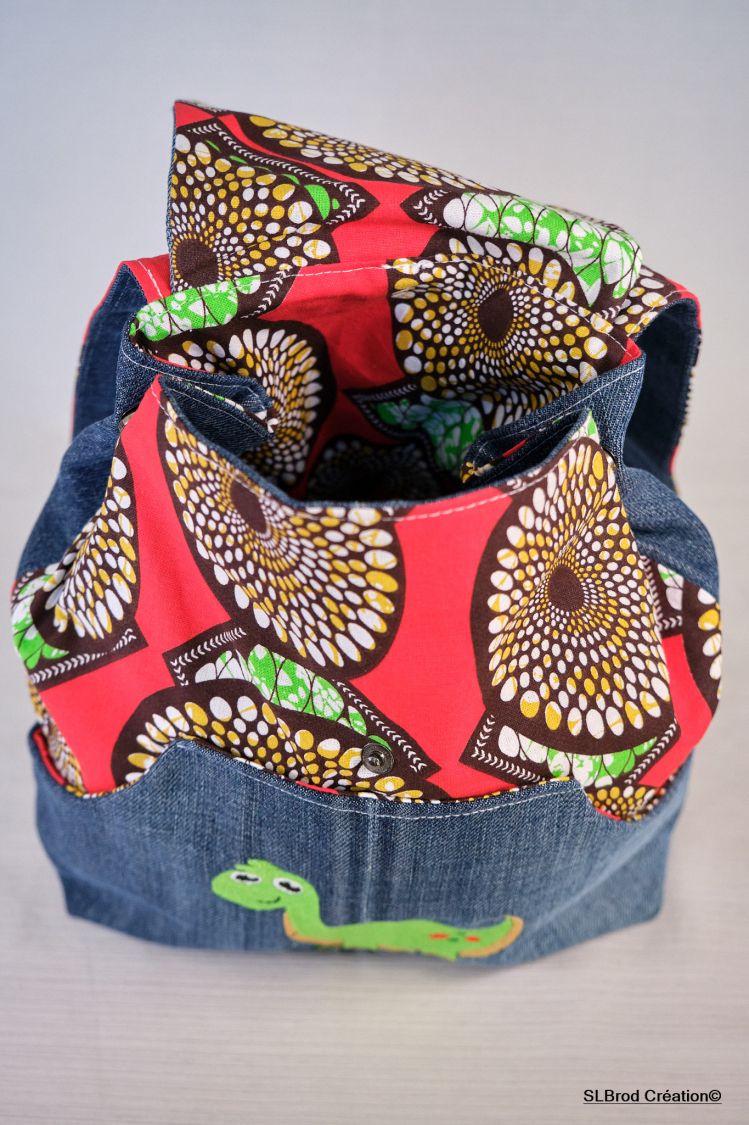 Mochila de criança bordada com dinossauro e cera para ser personalizada com o seu nome